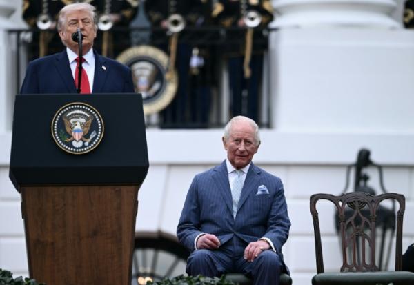 Le président américain Donald Trump prononce un discours lors d'une cérémonie militaire à la Maison Blanche pour Charles III et la reine Camila le 28 avril 2026