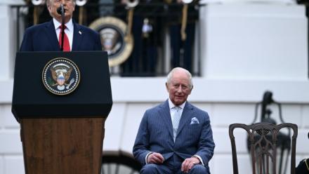 Le président américain Donald Trump prononce un discours lors d'une cérémonie militaire à la Maison Blanche pour Charles III et la reine Camila le 28 avril 2026
