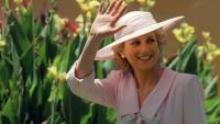 La princesse Diana salue la foule, le 27 janvier 1988 lors de sa visite au parc Footscray, dans la banlieue de Melbourne, en Australie