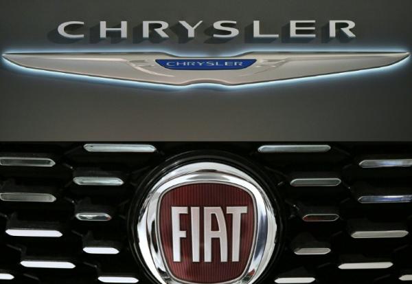 Combinaison de photos des logos des constructeurs automobiles Fiat et Chrysler, réalisée par l'AFP le 31 octobre 2029