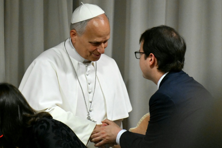 Christopher Olah, le cofondateur d'Anthropic; à droite, salue le pape Léon XIV lors de sa présentation de la première encyclique jamais consacrée à l'IA, 