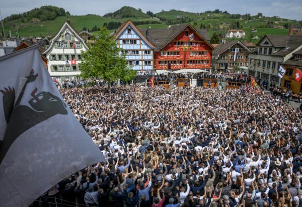Des habitants d'Appenzell Rhodes-Intérieures, en Suisse, votent à main levée, le 26 avril 2026, conformément à une tradition datant du XVe siècle