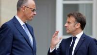 Le président français Emmanuel Macron (d) s'entretient avec le chancelier allemand Friedrich Merz dans le jardin du palais de l'Elysée à Paris, le 7 mai 2025