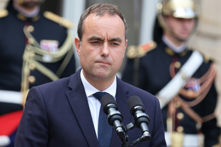 Le nouveau Premier ministre, Sébastien Lecornu, lors de la cérémonie de passation de pouvoir à l'Hôtel Matignon à Paris le 10 septembre 2025