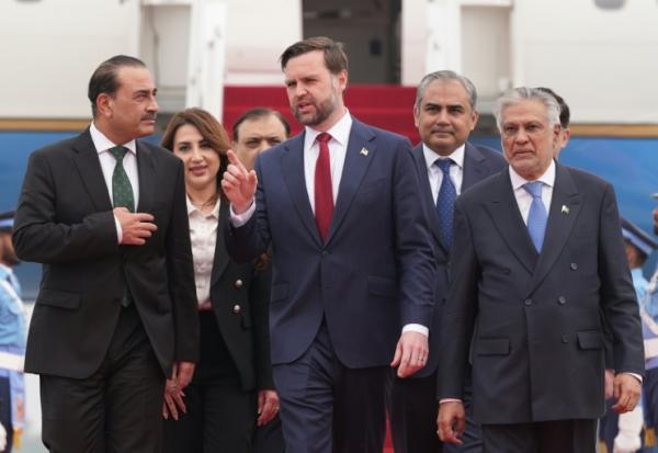 Le vice-président américain JD Vance (c), le chef de l'armée pakistanaise, Asim Munir (g), et le vice-Premier ministre et ministre des Affaires étrangères pakistanais, Mohammad Ishaq Dar, à leur arrivée à Islamabad pour des entretiens avec des responsables iraniens, le 11 avril 2026