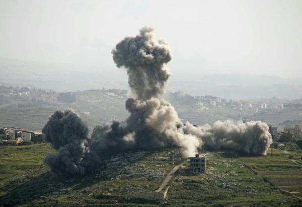 Une frappe aérienne israélienne sur le village de Deir El Zahrani, dans le sud du Liban, le 13 mai 2026