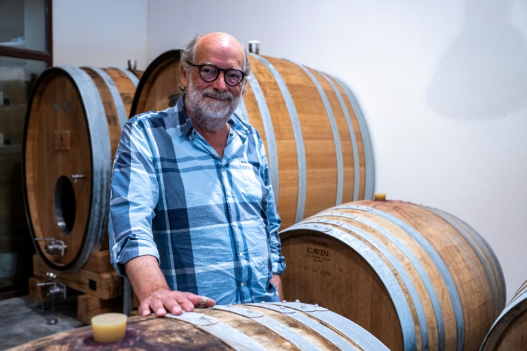 Michael Latz, propriétaire et gérant du domaine des Aspras, dans la cave du vignoble à Correns, dans le Var, le 17 août 2026