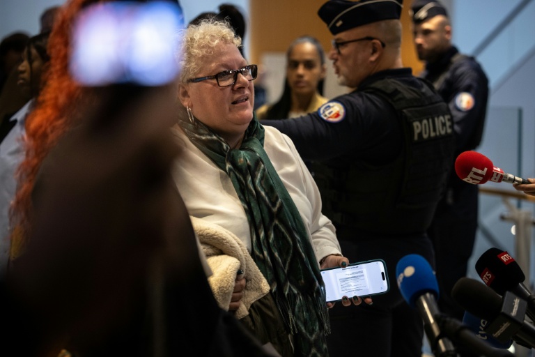 Delphine J, aussi connue sous le nom d'Amandine Roy, au tribunal de Paris le 27 octobre 2025