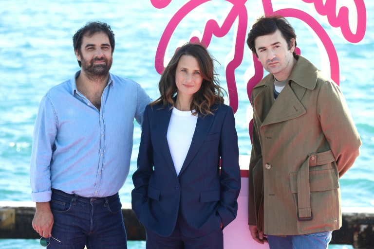 (g-d) Les acteurs Grégory Montel, Camille Cottin et Nicolas Maury de la série télévisée 