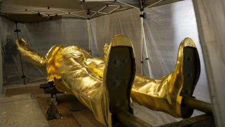 La statue dorée de Donald Trump dans l'atelier du sculpteur Alan Cottrill à Zanesville, dans l'Etat améircain de l'Ohio (nord), le 5 février 2026