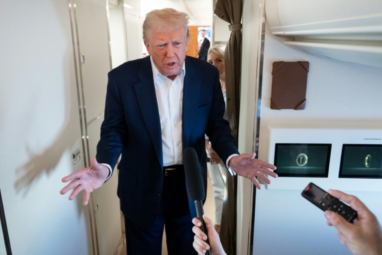 Le président américain Donald Trump fait une déclaration à la presse à bord d'Air Force One, de retour de West Palm Beach, en Floride, à destination de la base Andrews, dans le Maryland, le 4 mai 2025