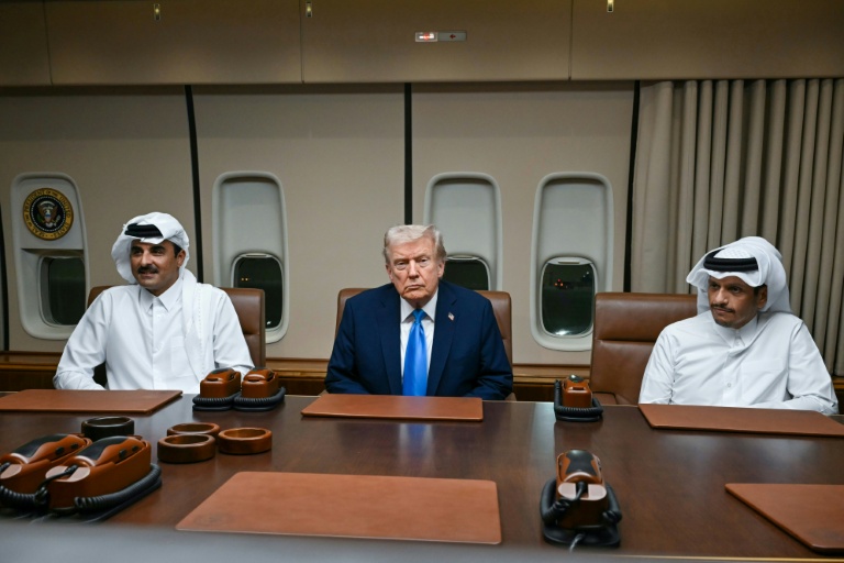 Le président américain Donald Trump reçoit à bord de son avion Air Force One l'émir du Qatar, Cheikh Tamim ben Hamad Al-Thani (gauche) et son Premier ministre, Cheikh Mohammed ben Abdelrahmane Al-Thani (droite) à Doha, le 25 octobre 2025