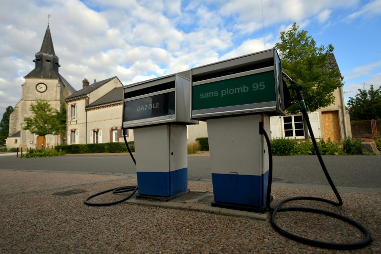 Une station-service dans le village de Bailleau-le-Pin, près de Chartres, le 7 juillet 2022