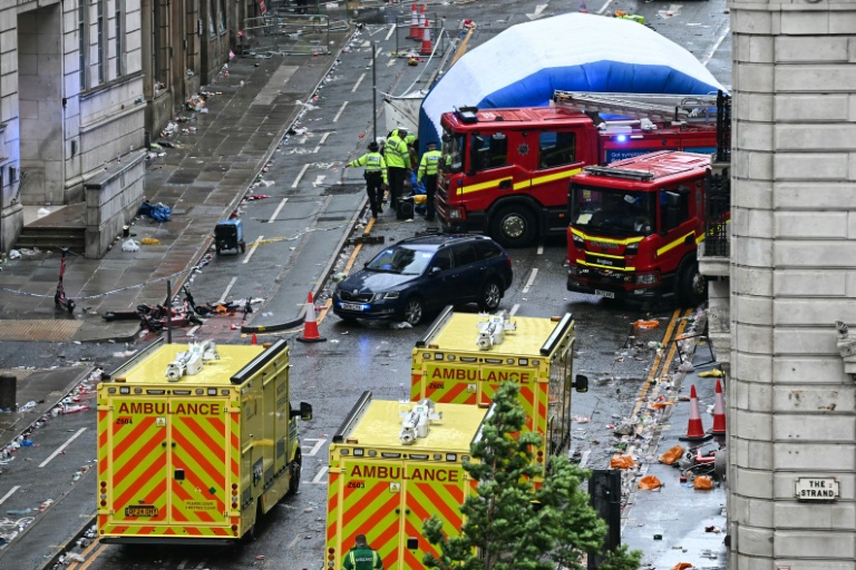 Des policiers couvrent d'une tente gonflable la scène d'un incident à Water Street, en marge d'un défilé pour la victoire de Liverpool en Premier League, à Liverpool, le 26 mai 2025