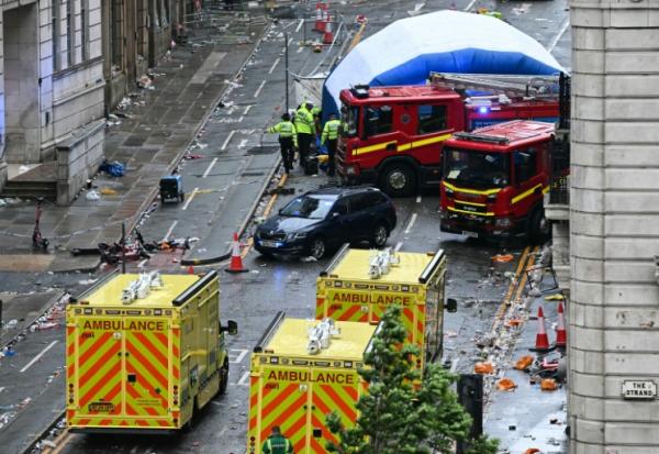 Des policiers couvrent d'une tente gonflable la scène d'un incident à Water Street, en marge d'un défilé pour la victoire de Liverpool en Premier League, à Liverpool, le 26 mai 2025