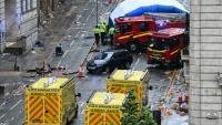 Des policiers couvrent d'une tente gonflable la scène d'un incident à Water Street, en marge d'un défilé pour la victoire de Liverpool en Premier League, à Liverpool, le 26 mai 2025