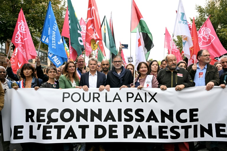 Manifestation pour la reconnaissance d'un Etat palestinien avec en tête de cortège la secrétaire nationale des Ecologistes Marine Tondelier, le secrétaire national du PCF Fabien Roussel et le premier secrétaire du PS Olivier Faure, à Paris le 21 septembre 2025