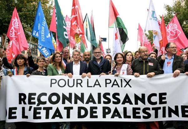 Manifestation pour la reconnaissance d'un Etat palestinien avec en tête de cortège la secrétaire nationale des Ecologistes Marine Tondelier, le secrétaire national du PCF Fabien Roussel et le premier secrétaire du PS Olivier Faure, à Paris le 21 septembre 2025