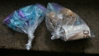 Des sachets en plastique contenant du cannabis, de la cocaïne et des billets saisis lors d'une opération de police à Nantes le 17 décembre 2025