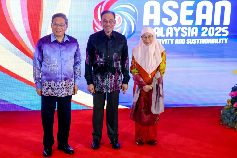 Le Premier ministre malaisien Anwar Ibrahim (au centre), son épouse Wan Azizah Wan Ismail et le Premier ministre chinois Li Qiang, le 26 mai 2025, au sommet de l'Asean à Kuala Lumpur