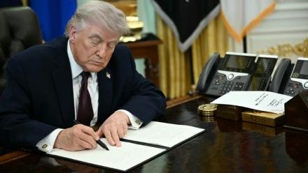 Le président américain Donald Trump signe des décrets dans le Bureau ovale de la Maison Blanche, le 31 mars 2026 à Washington