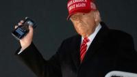 Le président américain Donald Trump, un smarthphone à la main, débarque d'Air Force à la base Andrews, dans le Maryland, de retour de Pennsylvanie où il a avoir visité une aciérie d'US Steel