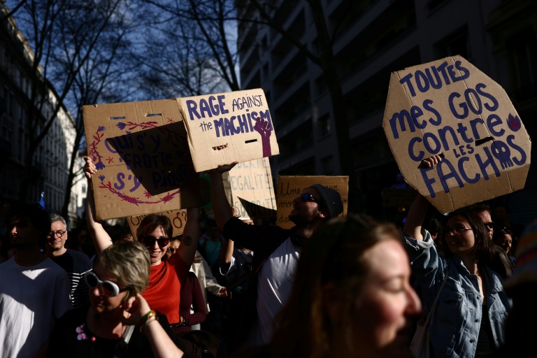 Des manifestants lors d'une marche marquant la Journée internationale des femmes à Lyon, le 8 mars 2026