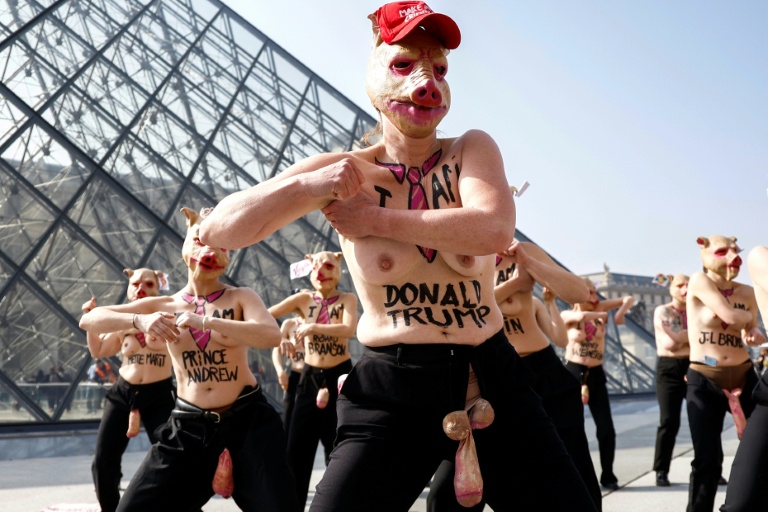 Des membres du groupe féministe FEMEN, participent à une manifestation devant le musée du Louvre, à côté de la pyramide du Louvre conçue par l'architecte sino-américain Ieoh Ming Pei, lors de la Journée internationale des droits des femmes à Paris, le 8 mars 2026
