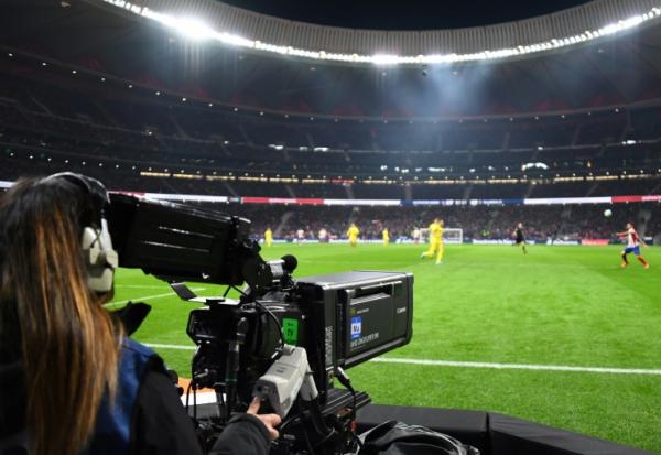 Une camerawoman lors d'un match de Liga au Metropolitano, le 23 février 2020 à Madrid