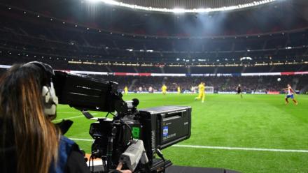 Une camerawoman lors d'un match de Liga au Metropolitano, le 23 février 2020 à Madrid