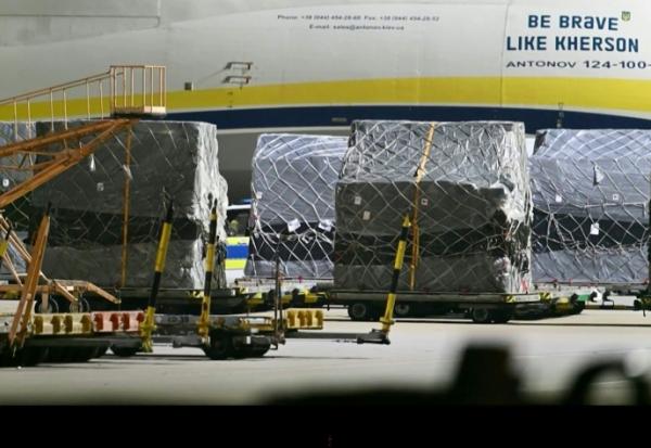 Des palettes de fret à proximité d'un Antonov ukrainien, à l'aéroport allemand de Leipzig-Halle, le 5 août 2026 (extrait d'une vidéo de News5)