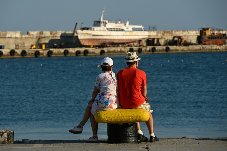 Des estivants sur la promenade maritime à Yalta, en Crimée annexée, le 21 juillet 2026 
