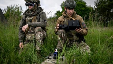 Des militaires se préparent à piloter un drone FPV lors du premier "challenge international" de drones militaires à Semoutiers-Montsaon, le 20 mai 2026 en Haute-Marne