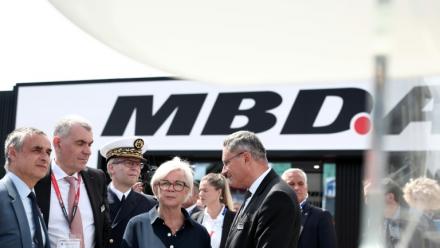 La ministre française des Armées Catherine Vautrin sur le stard du missilier MBDA au salon Eurosatory à Villepinte, au nord de Paris, le 15 juin 2026