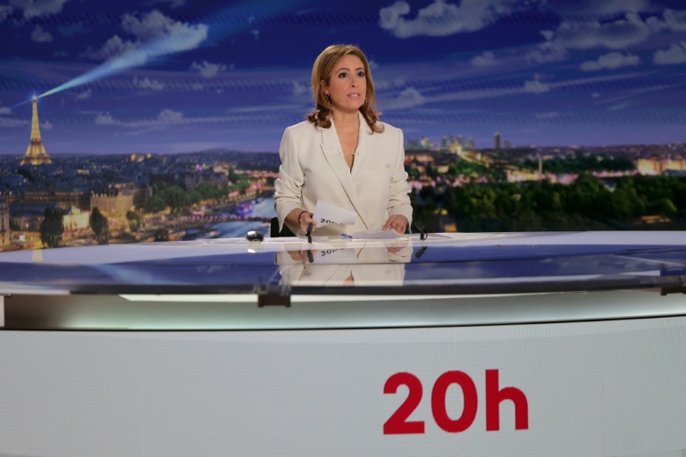 La journaliste Léa Salamé sur le plateau du JT de 20H sur la chaîne France 2, le 16 mars 2026 à Paris