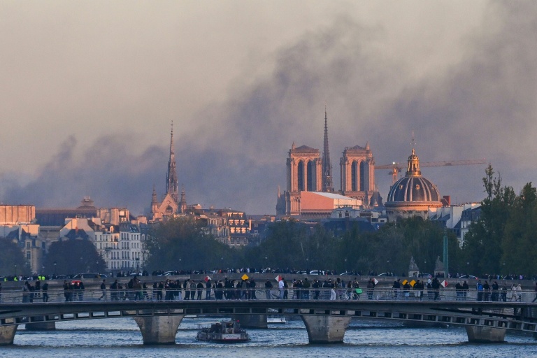 De la fumée s'élève de Paris le jour des manifestations 