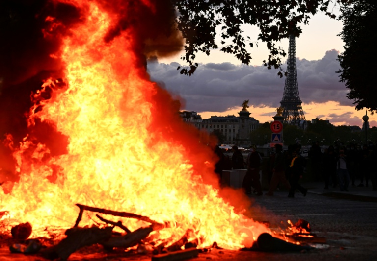 Un incendie à Paris le jour des manifestations 