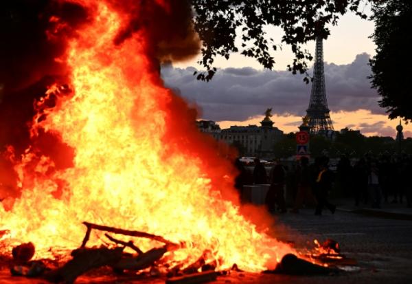 Un incendie à Paris le jour des manifestations "contre la vie chère", avec la tour Eiffel en arrière-plan, le 17 octobre 2026
