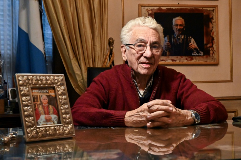 L’orfèvre argentin Juan Carlos Pallarols à côté d'une photo du pape Léon XIV, lors d'une interview avec l'AFP dans son atelier à Buenos Aires, le 20 octobre 2026