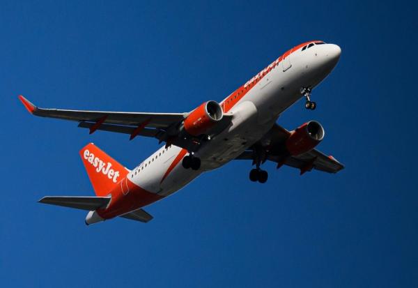 Un avion Easyjet survole Nantes, dans l'ouest de la France, le 13 avril 2026
