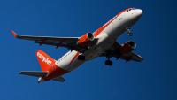 Un avion Easyjet survole Nantes, dans l'ouest de la France, le 13 avril 2026