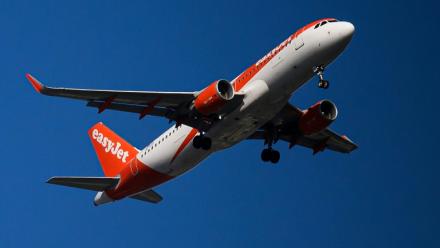 Un avion Easyjet survole Nantes, dans l'ouest de la France, le 13 avril 2026