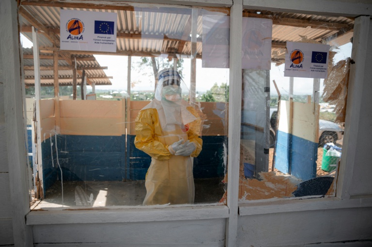 Des personnels de santé en combinaison de protection au centre de traitement d’Ebola de l’Hôpital général de référence de Rwampara, le 12 juin 2026 en RDC