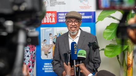 Le chef de l'OMS, Tedros Adhanom Ghebreyesus, s'adresse aux journalistes après son arrivée à Kinshasa le 28 mai 2026 en RDC