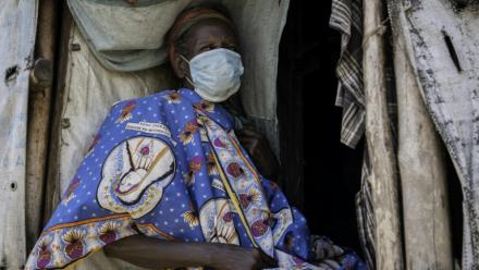 Une femme porte un masque alors qu'elle est assise devant son abri de fortune dans le camp de personnes déplacées de Kigonze à Bunia, dans l'est de la République démocratique du Congo en proie à une épidémie d'Ebola, le 28 mai 2026