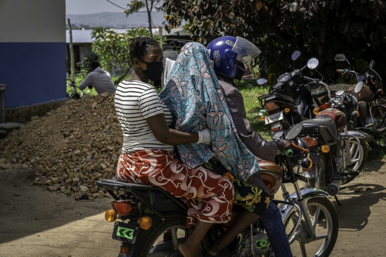Une jeune femme (2e g) suspectée d'être atteinte du virus Ebola, arrive à l'hôpital de Rwampara, dans le nord-est de la RDC, le 26 mai 2026


