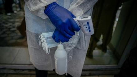 Un agent de santé contrôle les visiteurs qui arrivent au laboratoire Rodolphe Mérieux, de l'Institut national de recherche biomédicale (INRB), le 19 mai 2026 à Goma, en République démocratique du Congo