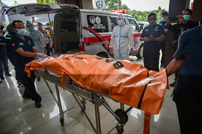 Le corps d'un étudiant, tué dans l'effondrement d'un bâtiment à l'internat islamique Al Khoziny, transporté dans un sac mortuaire à l'hôpital Bhayangkara de Surabaya, dans la province de Java oriental, le 4 octobre 2025 en Indonésie