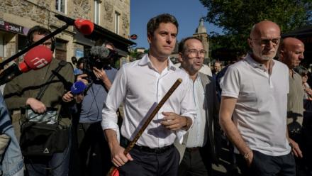 Gabriel Attal lors de la transhumance dans le village de Saint-Geniez-d'Olt-et-d'Aubrac, dans l'Aveyron, le 23 mai 2026
