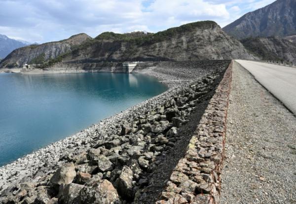 Le système combine batteries et barrages hydrauliques. Ici celui de la commune de Rousset-Serre-Ponçon, dans les Hautes-Alpes, le 29 mars 2023